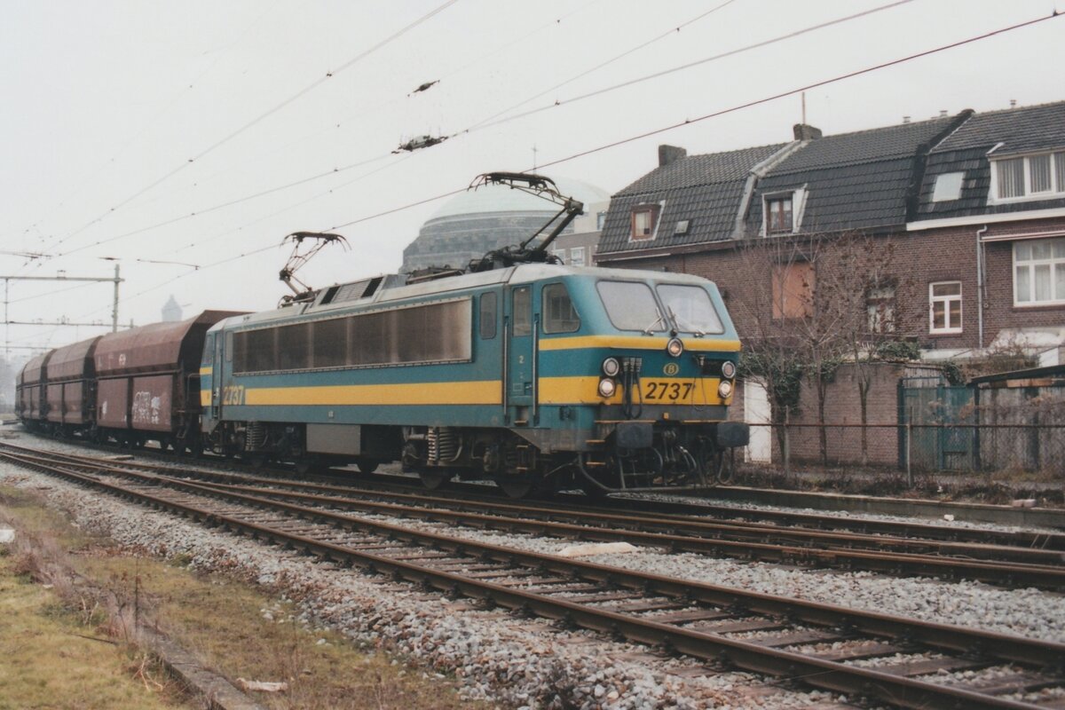 Am 11 März 1996 zieht NMBS 2737 ein Kohlezug aus Mastricht aus nach das Lütticher Stahlrevier. 