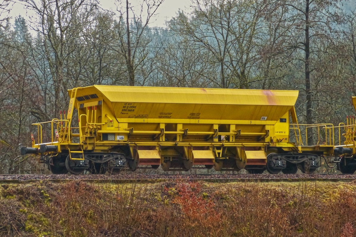 Am 12.09.2021 stand dieser Schüttgutwagen der Gattung Faccs-zz nahe Mecher in einem Zug eingereiht. Technische Daten: laut on-Rail Datenblatt
4 Achsiger Schüttgutwagen,
Lüp: 14860 mm,
Ladevolumen: ca 40 m³, ca 57000 kg
Eigengewicht, 23000 kg
Bremsen Bauart: O-GP-14“,
Besonderheit: Wagen ist ausgelegt für dosierbare Schwerkraftentladung, Schieber werden mechanisch bedient.
