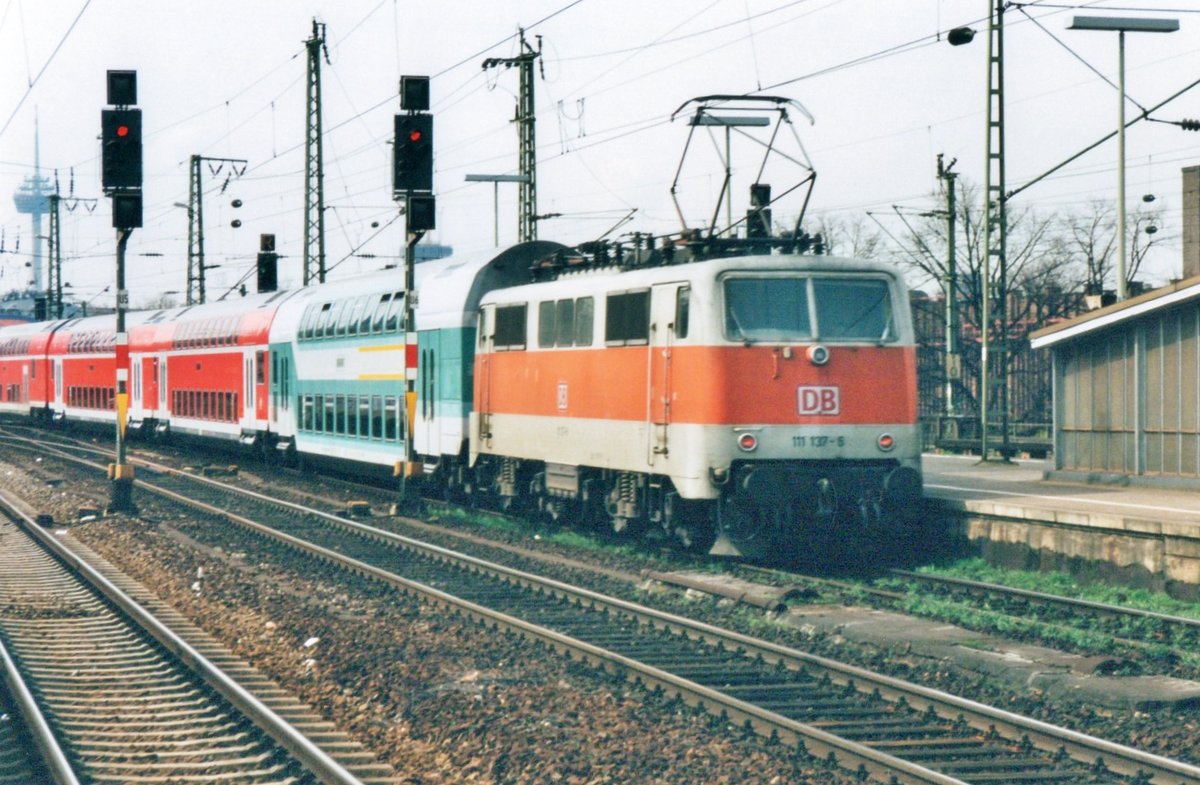 Am 13 April 2001 verlässt 111 137 Köln Deutz. 