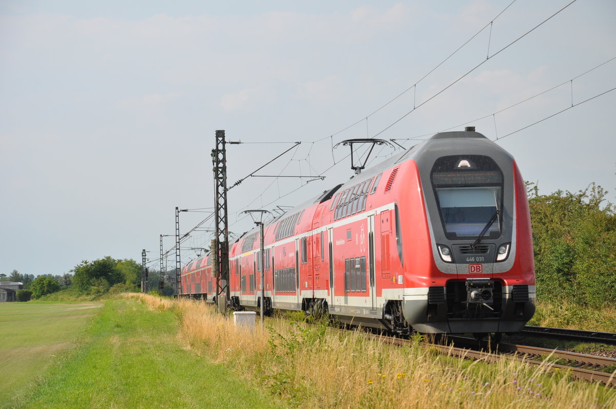 Am 13.07.2018 war 446 031 als führendes Triebfahrzeug der RB68 (15327) nach Wiesloch-Walldorf unterwegs und erreicht in wenigen Augenblicken den Haltepunkt Hähnlein-Alsbach.