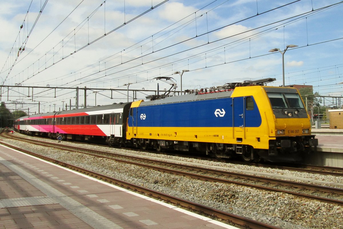 Am 14 Mai 2015 steht 186 007 in Rotterdam Centraal.
