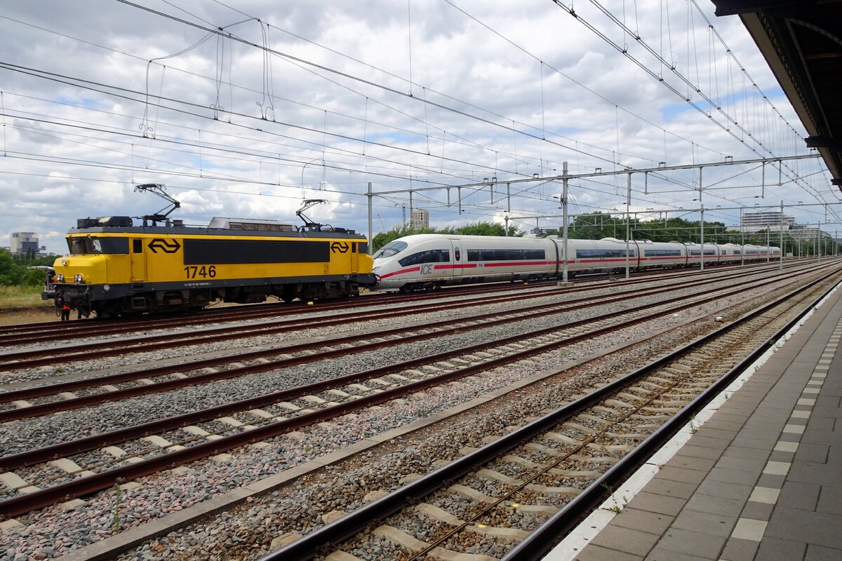 Am 15 Juli 2022 zieht NS 1746 der ICE 406 053/4653 aus Nijmegen aus. Der ICE hatte ein tag zuvor bei Zevenaar ein massive Panne bekommen, wurde evakuiert und leer nach Nijmegen abgeschleppt.