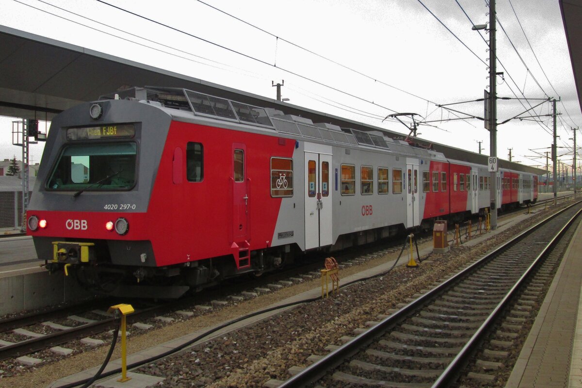 Am 15 September 2015 steht 4020 279 in Sankt-Pölten und tragt als eine der Wenige deren Baureihe die damals neue Regionalbahnfarben der ÖBB.