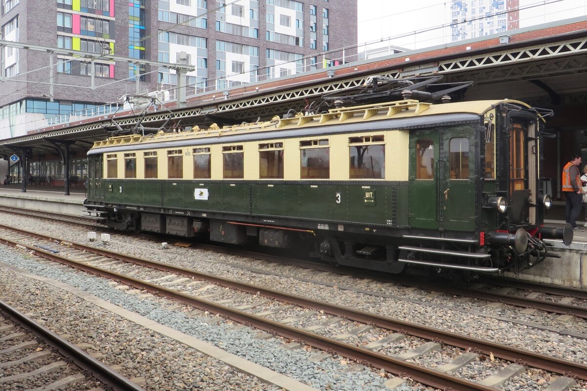 Am 16 April 2023 steht Mat'24 C 9002 'JAAP' in Nijmegen w�hrend der letzte und langster Pruffahrt. In 2022 wurde JAAP von einer in die Pleite gegangener Verein gekauft durch Stichting CREW 2454, ganz betriebsf�hig aufgearbeitet, und hoffentlich in Sonderzugeinsatz kommen. CREW 2454 macht keine halbe Massnahme und auch C 9002 wurde erprobt mit teilweise lange testfahrten. Am 16 April erfolgte die letzte, von Roosendaal �ber Tilburg, Nijmegen, Zwolle, Groningen, Harderwijk, Amersfoort, Utrecht und Breda wieder nach Roosendaal -das heisst, zweifach quer durch die Niederlande. 