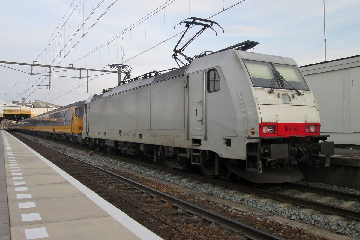 Am 18 M�rz 2018 steht 186 142 mit ein IC nach Eindhoven in Tilburg. 