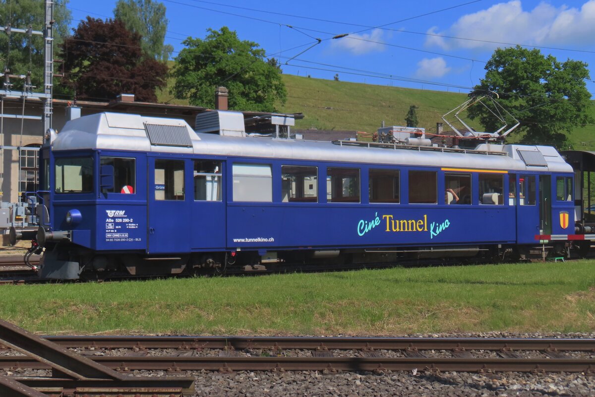 Am 18 Mai 2025 steht der fahrender Kino ABe 526 290 -ex RM- abfahrtbereit in S�miswald-Gr�nen w�hrend das Bahnspektakel  150 Jahre Emmentalbahn  . 