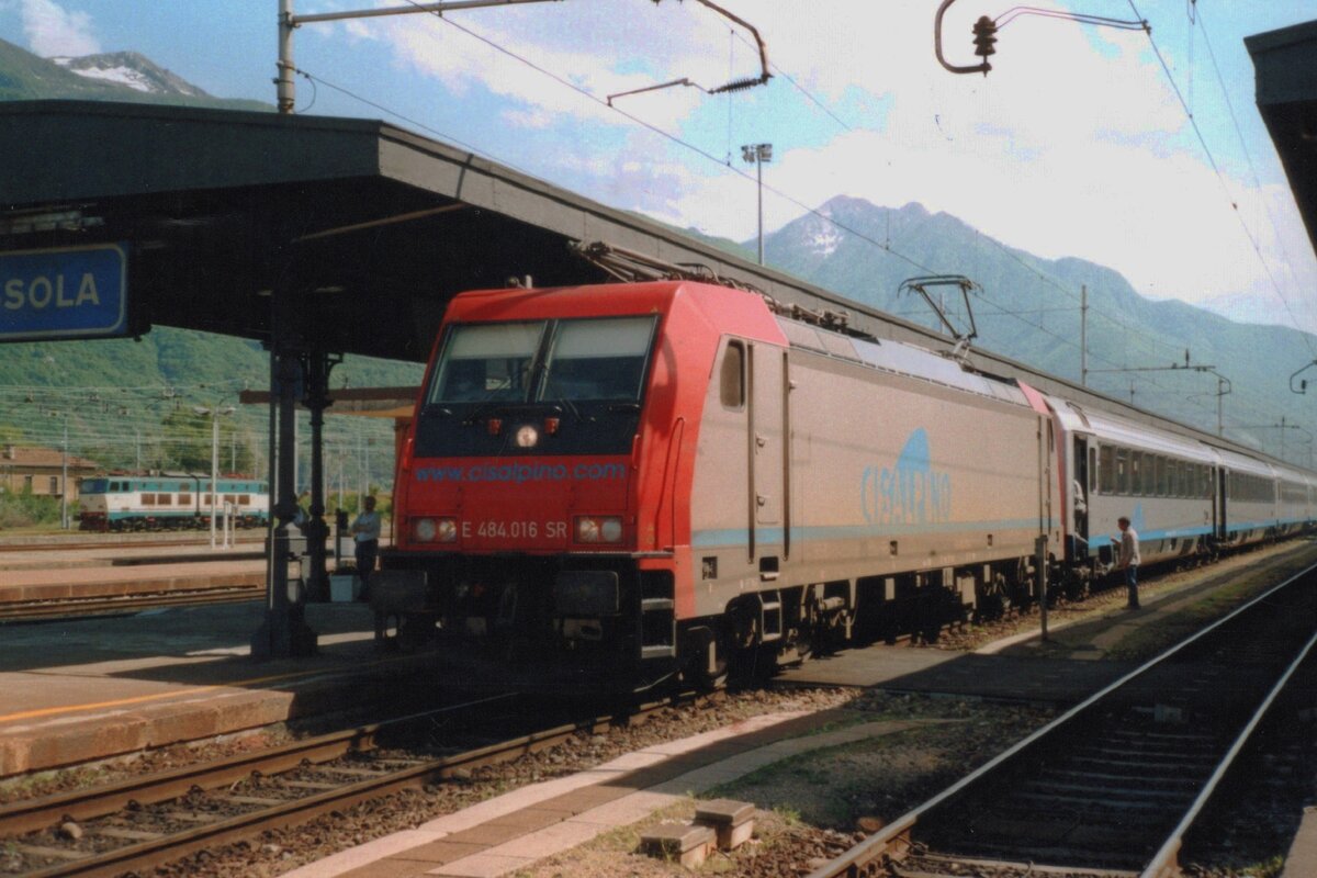 Am 19 Mai 2006 steht SBBCI Söldner 484 016 für CisAlpino mit ein EC Milano Centrale--Basel SBB ins Grenzbahnhof Domodossola.