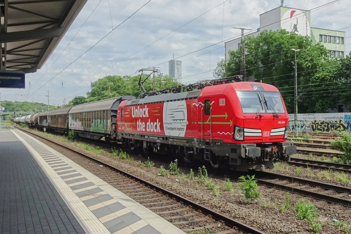 Am 19 Mai 2022 durchfahrt 193 342 mit ein Mischer K�ln West.