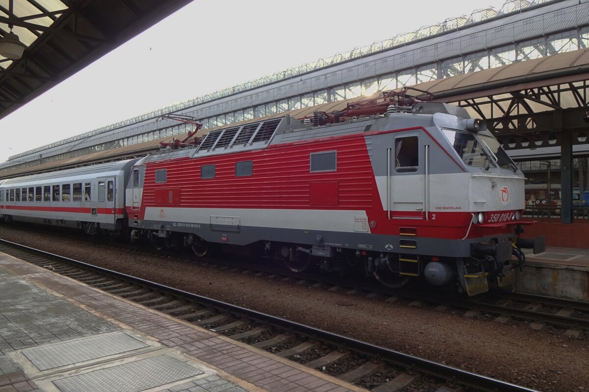 Am 19 September 2020 ist ZSSK 350 018 mit EC 'HUNGARIA' aus BUdapest-Keleti und BRatislava in Praha hl.n. eingetroffen. Hier wechelt der Zug nach Hamburg-Altona Richtung und damit auch Lok.