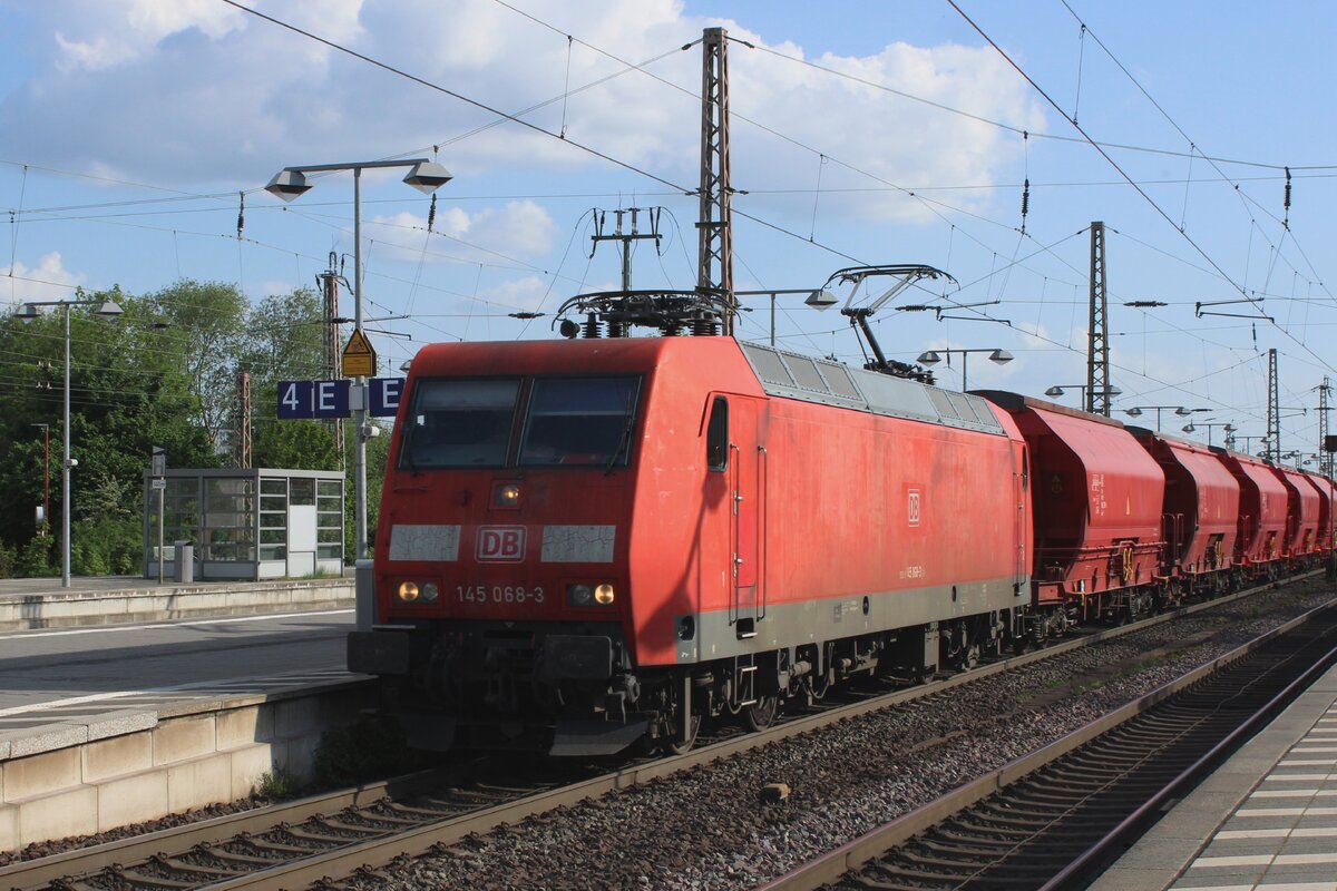 Am 2 Mai 2024 durchfahrt 145 068 mit ein Getreidezug Celle auf den Weg nach Maschen.