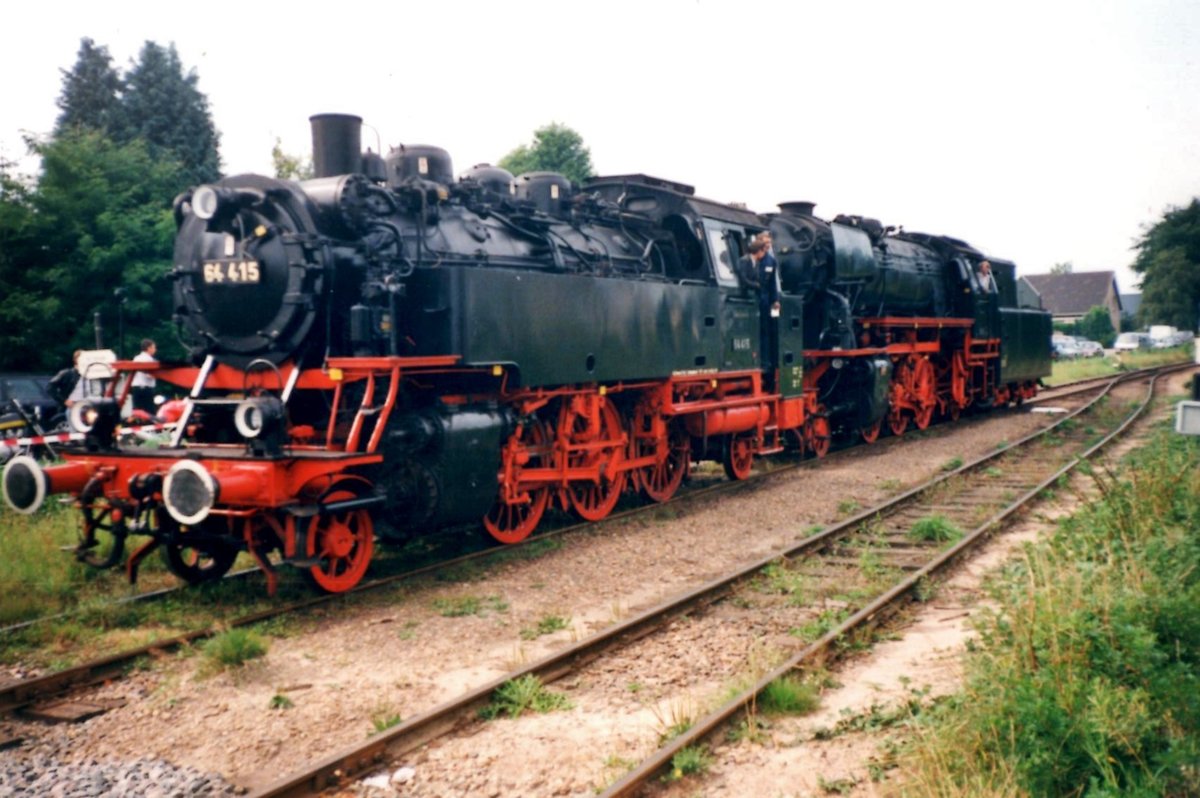 Am 2 september 2001 rangiert VSM, ex DB 64 415 in Beekbergen.