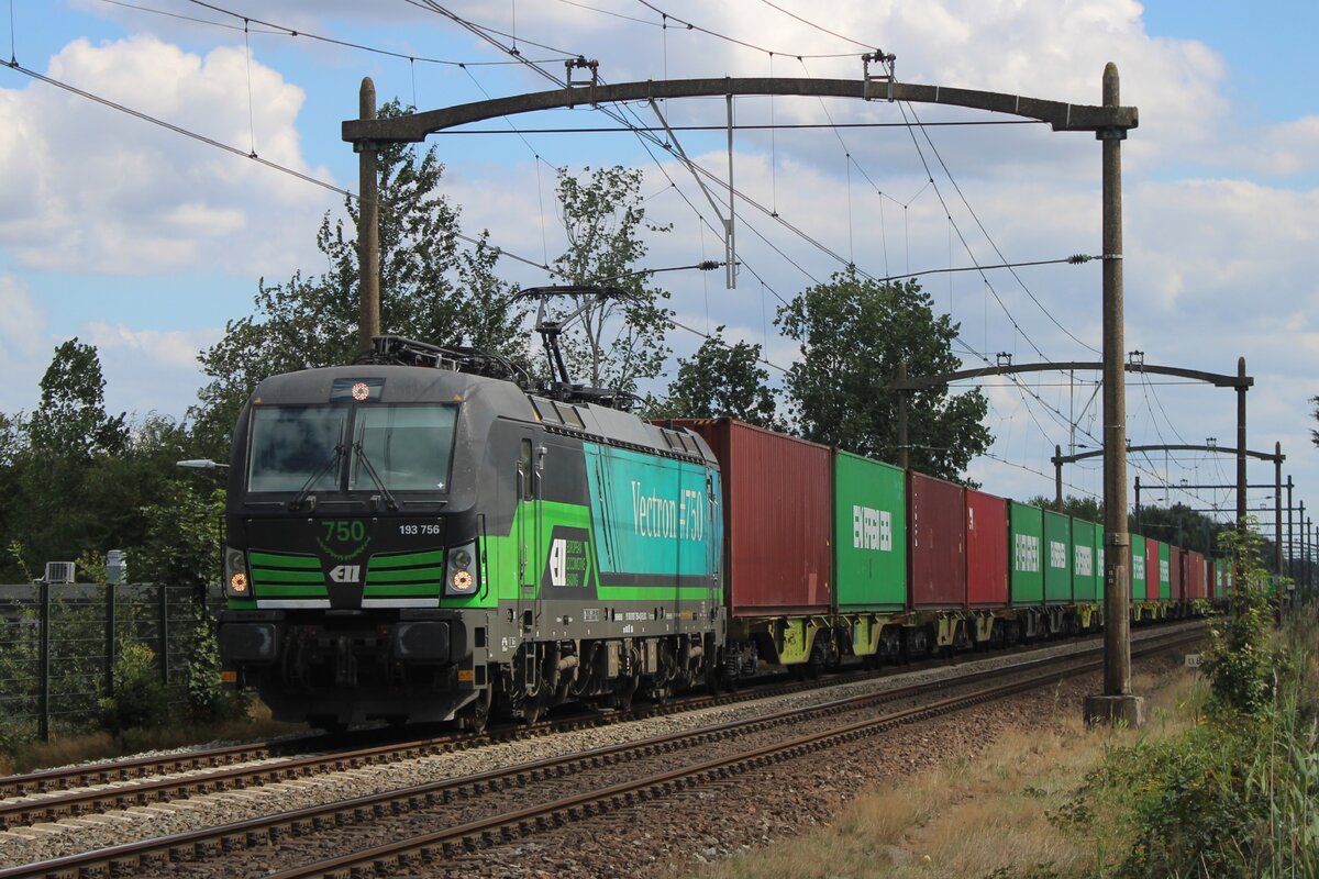 Am 21 Augustus 2025 zieht RTB 193 756 ein Containerzug durch Hulten und wird vom offenbarer Weg fotografiert.