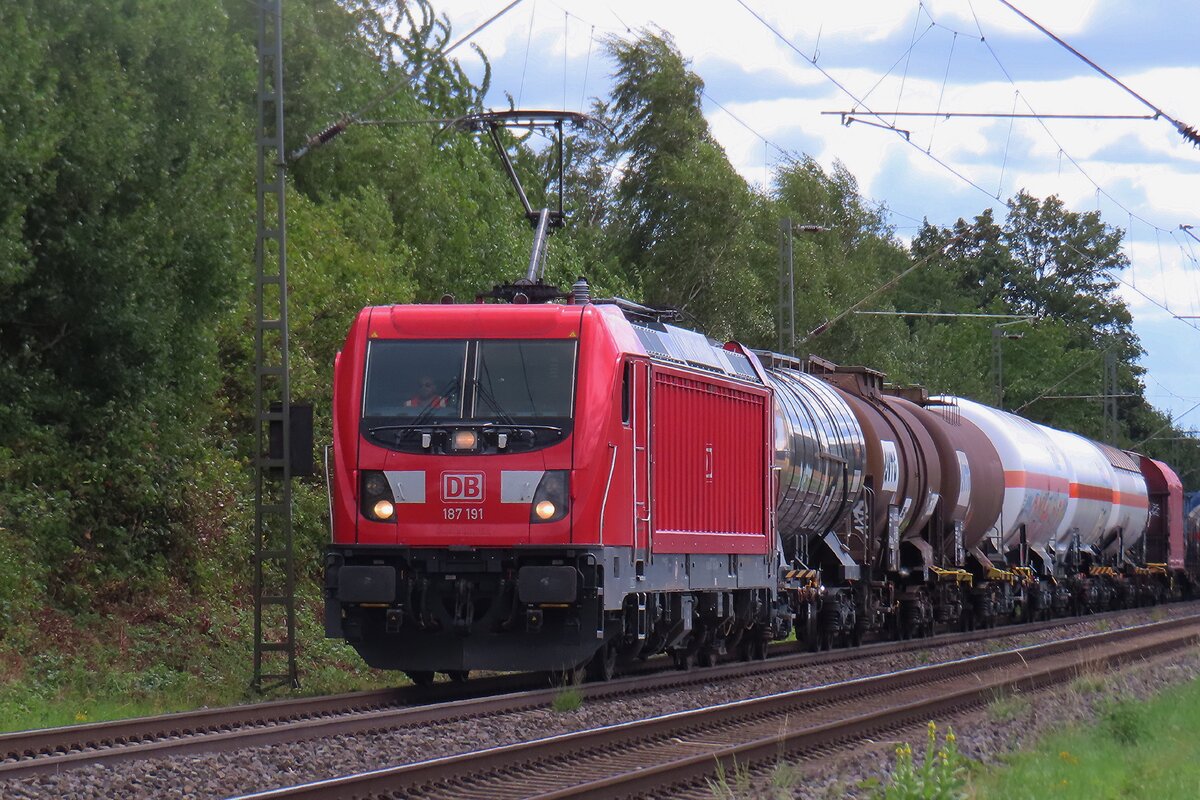 Am 23 Juli 2025 schleppt 187 191 ein Mischer durch Kaarst-Broicherseite.