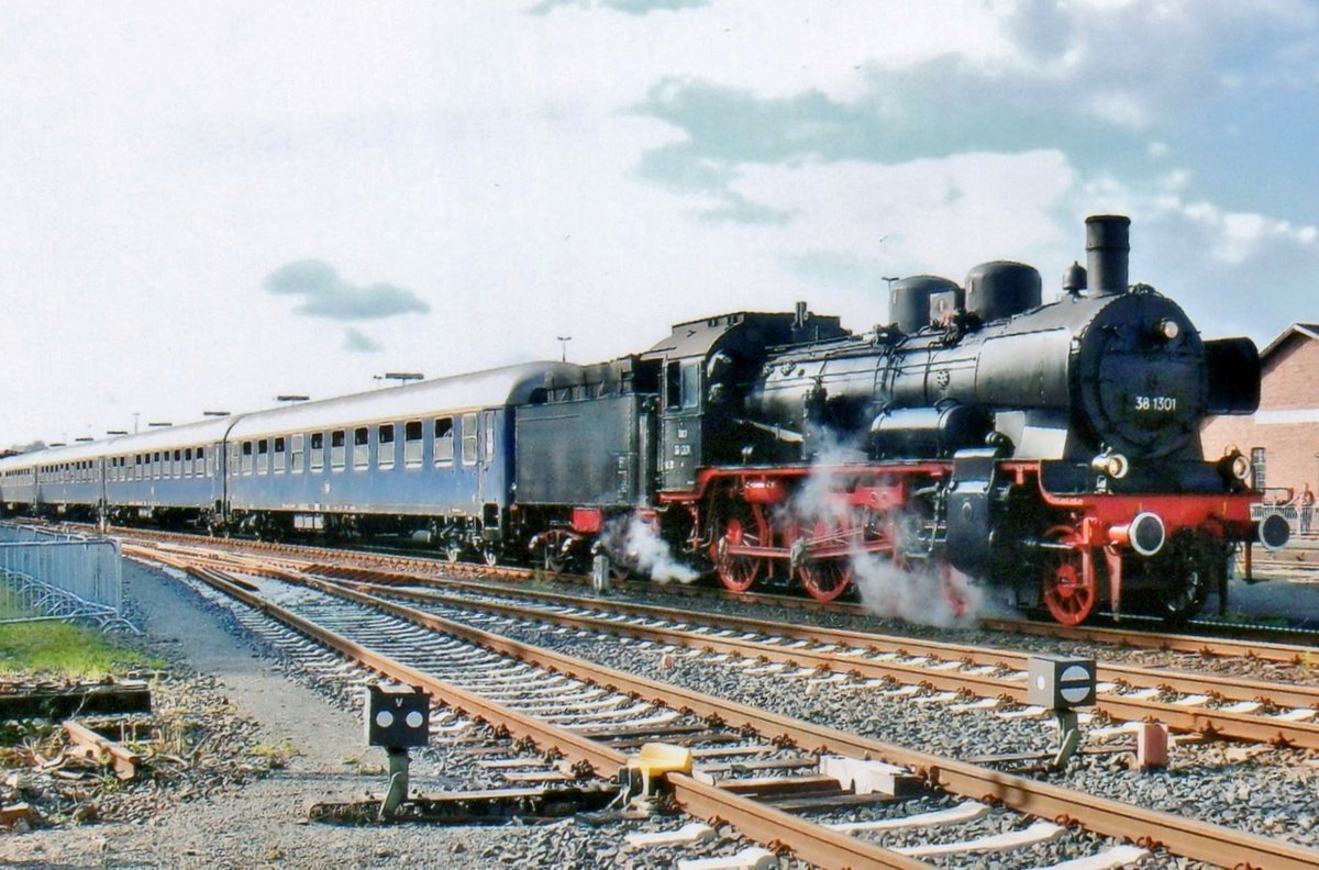 Am 23 Mai 2010 verlässt 38 1301 mit ein Dampfpendel Neuenmarkt-Wirsberg und wird die Schiefe Ebene ansteigen.