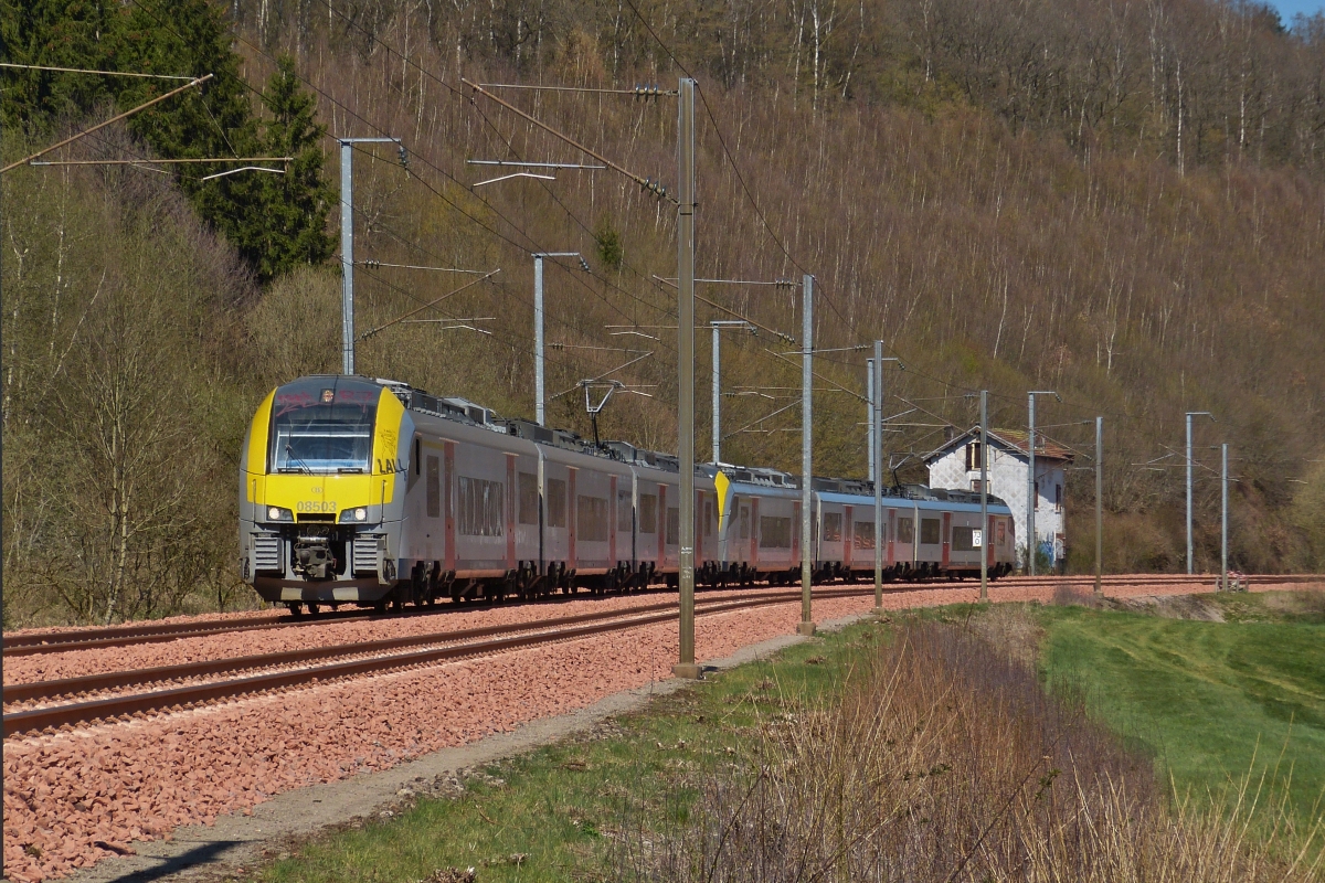 Am 23.04.2021 habe ich die Fertiggestellte Bahnbaustelle nochmals besucht und dabei diese SNCB Doppel  08503 & 08513 von Clervaux herkommend im Bild festgehalten

