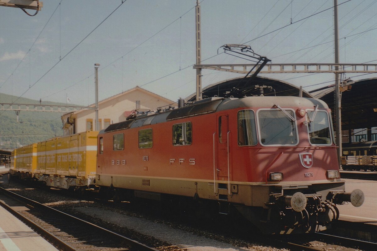 Am 24 Mai 2004 zieht SBB 11278 ein Postzug durch Olten. 
