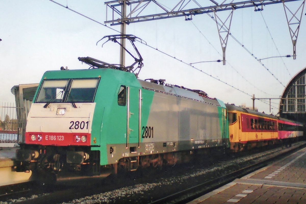 Am 24 Oktober 2009 verl�sst CoBRa 2801 mit ein Benelux-IC nach Bruxelles-Midi Amsterdam Centraal. 
