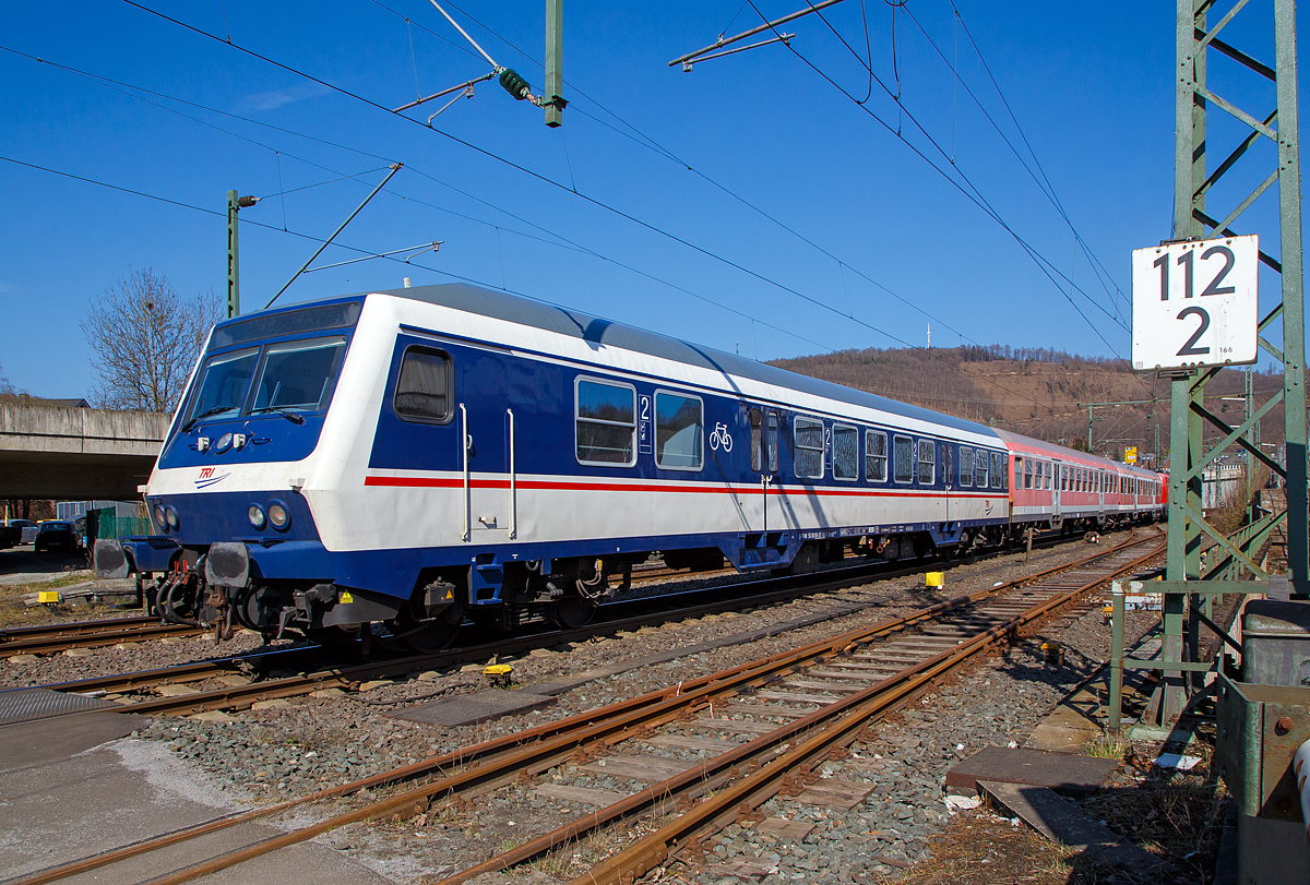 Am 24.03.2021 fährt ein National Express Personenzug durch Niederschelden, hier passiert er gerade den Bü 343 (Km 112,183 der Siegstrecke KBS 460). Am Zugschluss der National Express 2.Klasse Nahverkehrs-Steuerwagen mit Wittenberger Kopf und Mehrzweckraum, D-TRAIN 50 80 80-35 190-3 der Gattung Bnrdzf 483.1 (ex BDnrzf 740.2) der TRI Train Rental GmbH.  
Der Wagen wurde 2003 vom AW Werk Delitzsch gebaut.

Die aus scheibengebremsten Steuerwagen der Bauart BDnrzf 739 und 740 umgebauten und mit einem Wittenberger Kopf ausgestatteten Wagen werden überwiegend als Bnrdzf 483 bezeichnet. 
Die bisher verwendeten Führerstände konnten nur entweder mit Diesel- oder Elektroloks eingesetzt werden. Um den Steuerwagen für die jeweils andere Traktionsart nutzbar zu machen, ist ein mehrstündiger Umbau des Führertisches erforderlich. Aus diesem Grund wurde Anfang der 1990er Jahre vom RAW Wittenberge der Prototyp eines neuen modularen Führerstandes entwickelt. Zum Einsatz kommt ein aus GFK vorgefertigtes Wagenkasten-Segment, in dem der mit der Baureihe 111 eingeführte DB-Einheitsführerstand installiert ist. Der Führerraum ist geräumig und übersichtlich gestaltet, zudem hat er seitliche Türen und eine verglaste Rückwand mit Dreh- oder Schiebetür, durch die der Blick vom Fahrgastraum nach vorne auf die Strecke möglich ist. Auf der technischen Seite wurde eine rechnergestützte Steuerung installiert, die den Betrieb sowohl mit der konventionellen Wendezugsteuerung als auch mit der neuen zeitmultiplexen Wendezugsteuerung, sowohl mit Diesel- als auch mit Elektrolokomotiven ermöglicht. Die Betriebsart wird lediglich umgeschaltet, es sind keine Umrüstungen mehr erforderlich. 

Die Wagen werden als „Wittenberger Kopf“ oder „Wittenberge-Steuerwagen“ bzw. „Wittenberger Steuerwagen“ bezeichnet.

TECHNISCHE DATEN des Bnrdzf 483.1 : 
Spurweite: 1.435 mm
Länge über Puffer:  26.400 mm
Wagenkastenlänge:  25.800 mm
Wagenkastenbreite:  2.825 mm
Höhe über Schienenoberkante: 4.050 mm
Drehzapfenabstand: 19.000 mm
Achsstand im Drehgestell:  2.500 mm
Drehgestell Bauart:  Minden-Deutz 432
Leergewicht:  32 t
Höchstgeschwindigkeit:  140 km/h
Bremsbauart: KE-GPR-A -mZ (D) [ep|NBÜ]
Sitzplätze:  76 in der 2. Klasse
Abteile: 2 Großräume 2. Klasse, 1 Mehrzweckraum 
Baujahre: 1995 bis 1995
Bemerkungen: uneingeschränkt dieselloktauglich