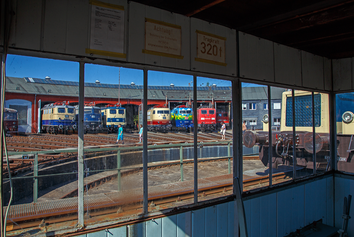 
Am 24.08.2019 beim alljährliche Lokschuppenfest im Südwestfälischen Eisenbahnmuseum in Siegen:
Ein Blick aus dem Steuerhaus der Drehscheibe auf den Ringlokschuppen, hier stehen (von links nach rechts) die e 10 1239, 110 348-0, 141 248-5, 103 226-6, 103 220-0, 151 121-1 und 115 114-1.

