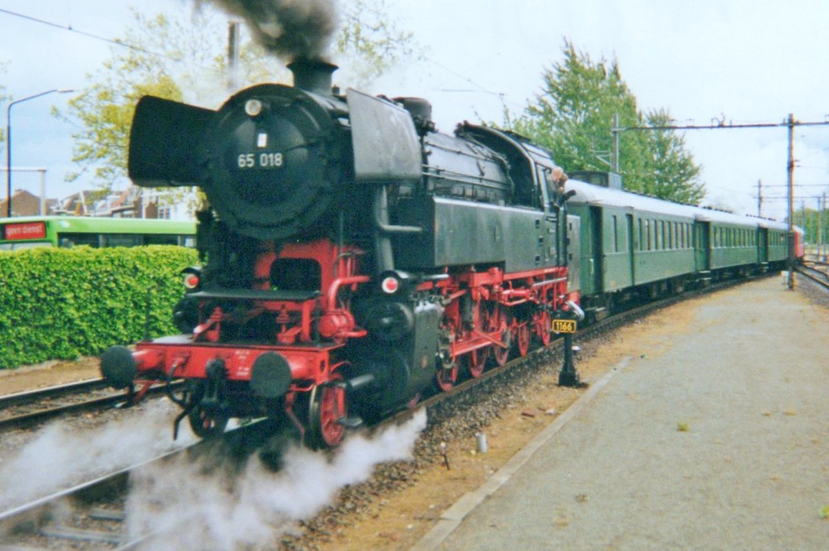 Am 25 Juli 2001 dämpfte 65 018 aus Dordrecht CS. 