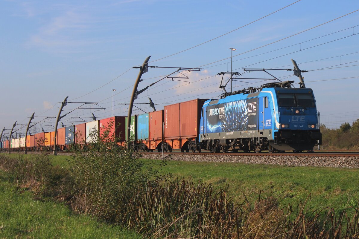 Am 25 Oktober 2024 durchfahrt LTE 186 944 mit der umgeleiteter Mannheim/W�rth Containerpendelzug Valburg. 