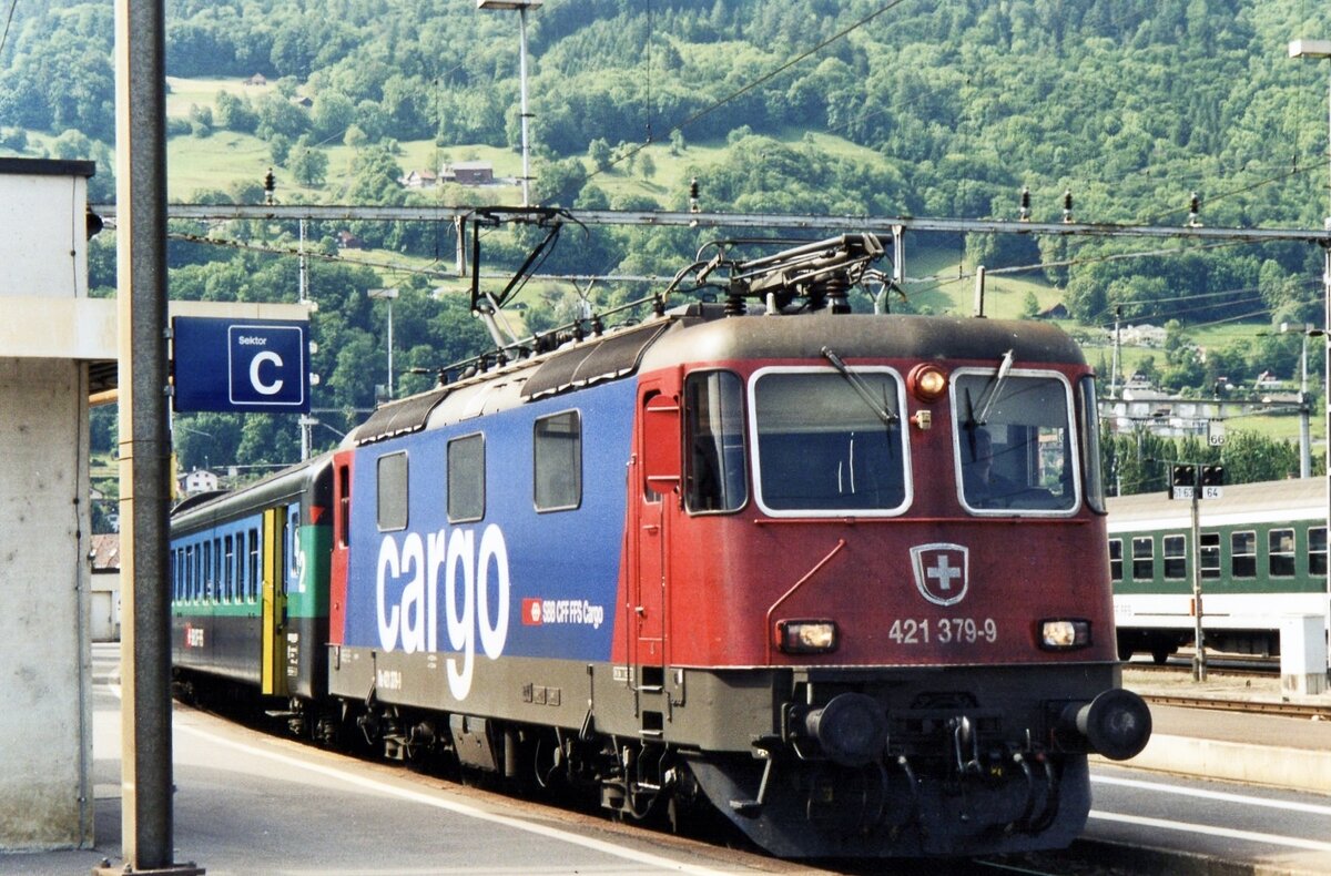 Am 27 Mai 2007 steht 421 379 mitt ein IR nach Locarno in G�schenen.