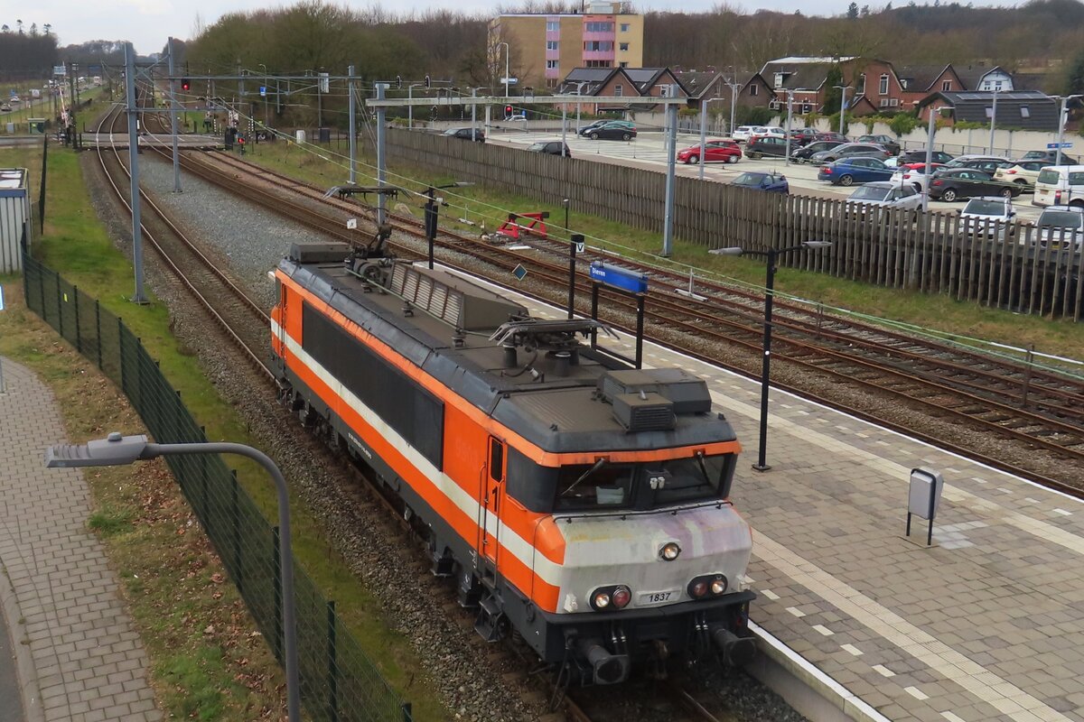 Am 28 Februar 2025 durchfahrt RFO 1837 solo Dieren und wird vom Füssgangerbrücke fotografiert.