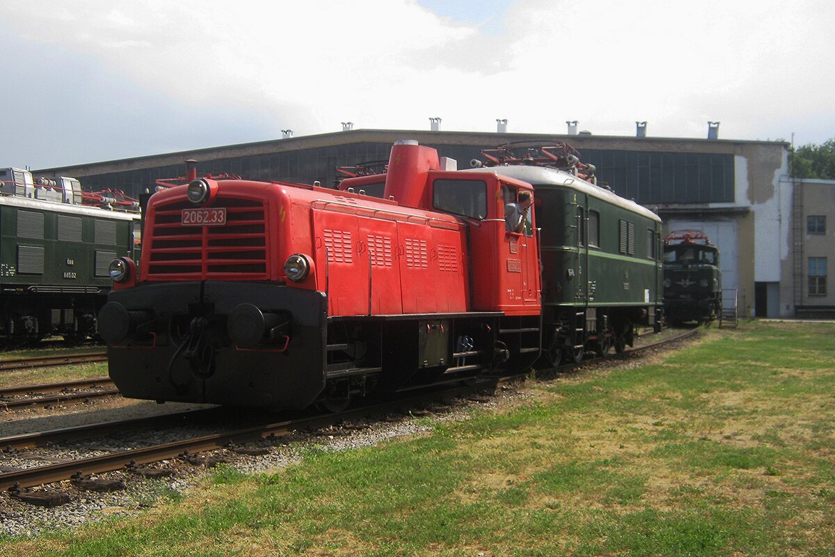Am 28 Mai 2012 rangiert ÖSEK 2062.33 ein beinahe prähistorischer Ellok auf das Gelände ins Heizhaus Strasshof.
