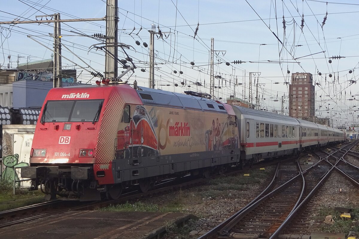 Am 28.Dezember 2019 schiebt 101 064 -noch mit Märklin Werbung- ein IC nach Mainz aus Köln Hbf.