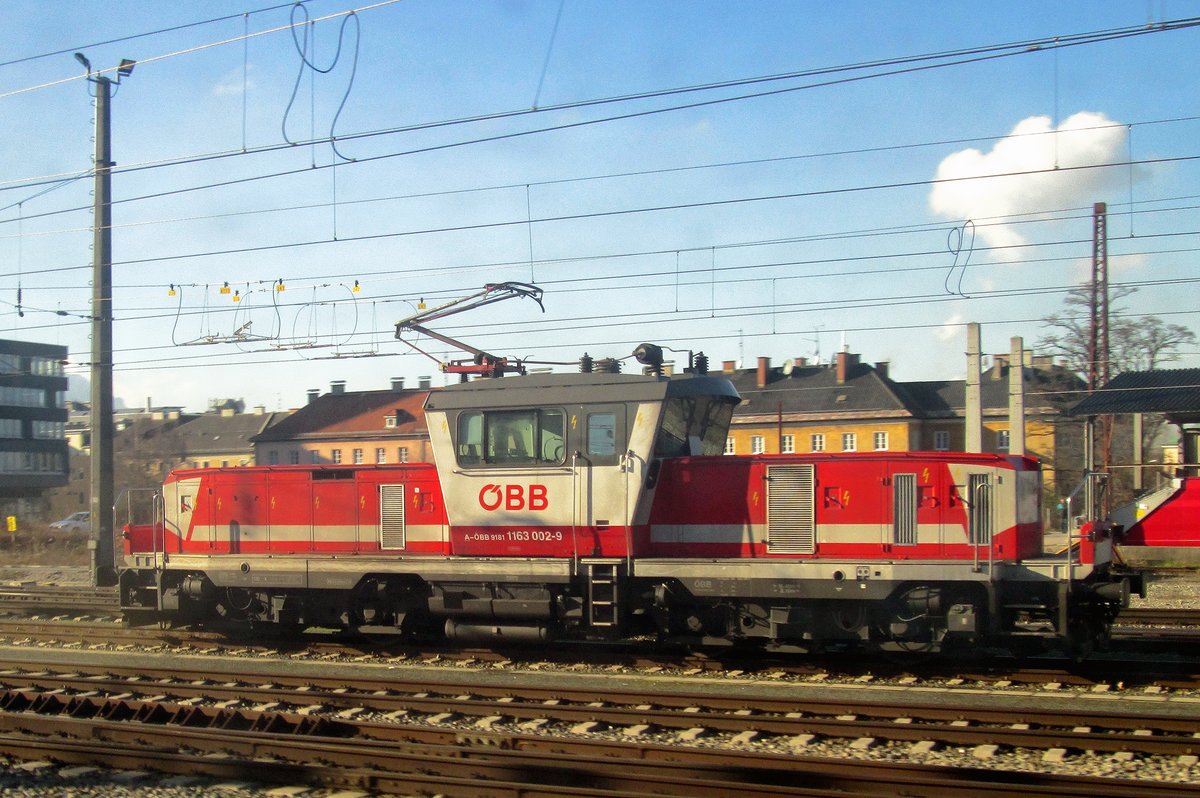 Am 29 Dezember 2016 wurde in Salzburg Hbf 1163 002 vom Zug aus fotografiert.