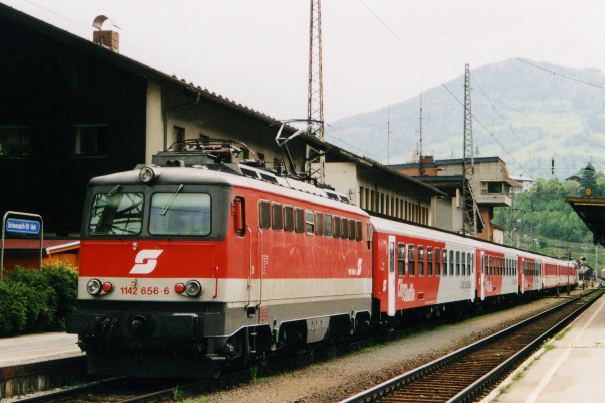 Am 29 Mai 2004 steht ÖBB 1142 656 in Schwarzach-St.Veit.