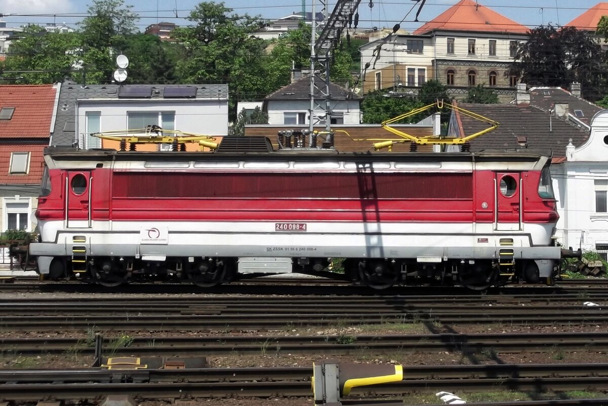 Am 29 Mai 2015 lauft Laminatka 240 098 um in Bratislava hl.st. -dieser Bahnhof ist immer ein Besuch wert (�usserhalb COVID-19 Zeiten...): beinahe alle normalsp�rige Baureihen treffen sich in Slowakeis meist befahrener Bahnhof und neben der -langsam weiniger bunt werdende- Farbenpalette von der ZSSK besuchen immer wieder Private Guterz�ge Bratislava hl.st.