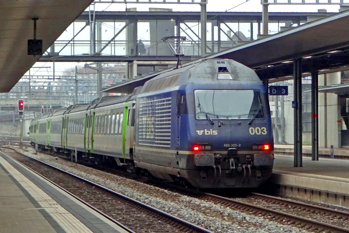 Am 2.Jänner 2020 verlässt 465 003 Spiez mit ein RE nach Interlaken Ost.