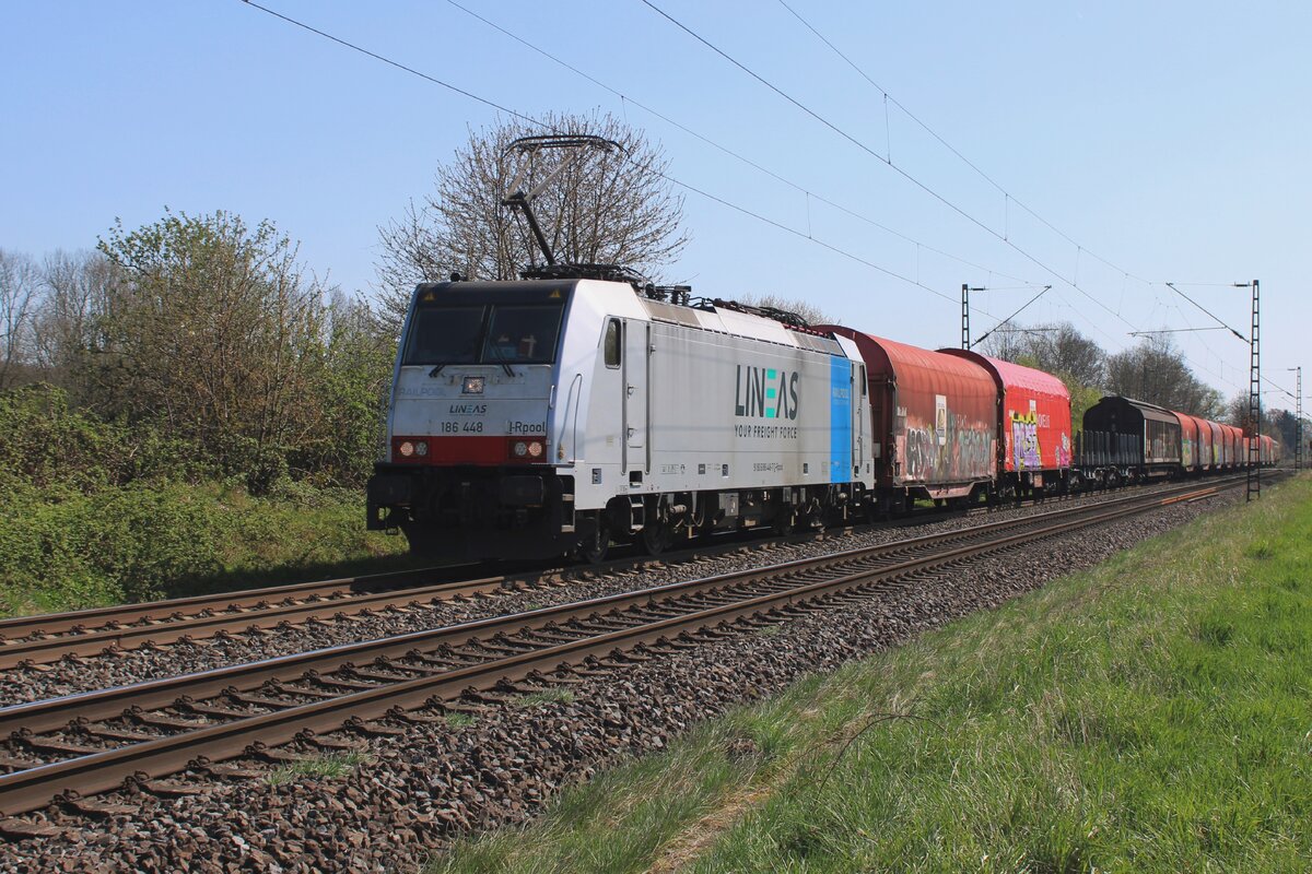 Am 3 April 2025 zieht Lineas 186 448 ein Stahlzug durch Karst an der Fotograf vorbei. Dieser vom offentlicher F�sspfad zugangiger Stelle liegt an der Strecke (Krefeld-) Meerbusch-Osterrath<=>Neuss Hbf.