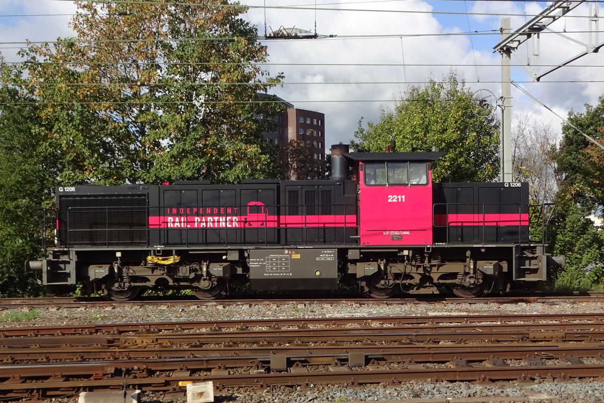 Am 3 Oktober 2019 steht IRP 2211 abgestellt in Nijmegen, nach den verkauf von 48 DM'90 Triebz�ge an FeroTrans fehlschlug. IRP 2211 hat die betroffene Triebz�ge innerhalb Nijmegen rangiert.