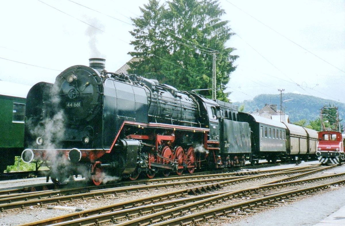 Am 30 Mai 2004 verl�sst 44 661 mit ein Sonderzug der damaligen �GEG-Basis Salzburg-Itzling. Das heutigen �GEG Hauptquartier in dasLOkpark Ampflwang wurde erst 2006 in Betrieb gestellt.  