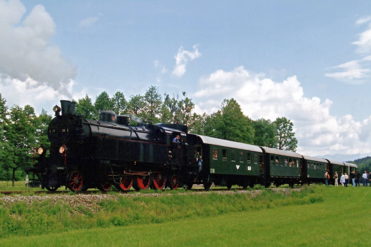 Am 31 Mai 2009 steht eine nette Fototruppe in die Wiese zwischen Timelkam und Ampflwang während ein Fotohalt von 77.28 mit deren Dampfpendelzug.