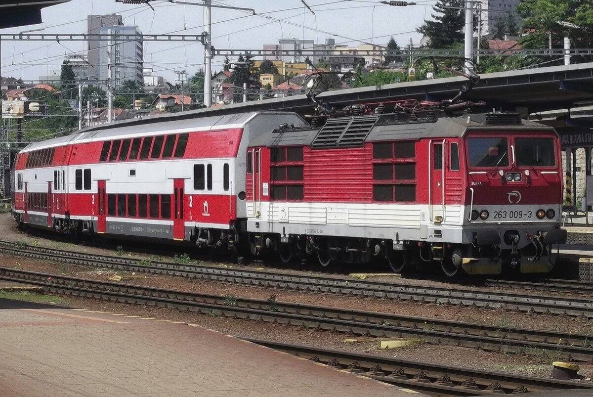 Am 31 Mai 2015 steht 263 009 mit ein DoSto in Bratislava hl.st. Dieser Garnitur wird meistens ins Vorortverkehr in Bratislava eingesetzt.