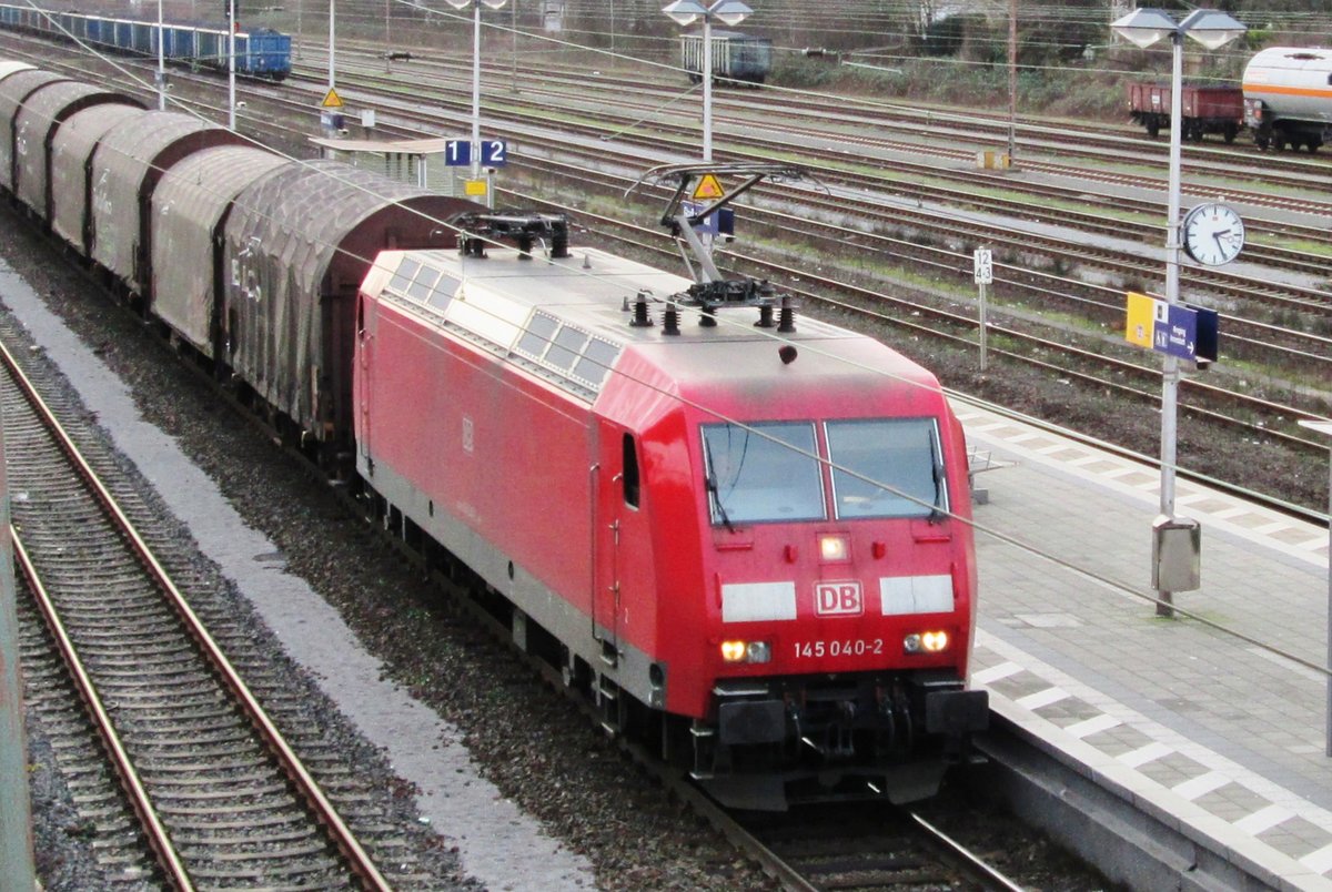 Am 31 Oktober 2013 durchfahrt 145 040 Gladbeck-West. 