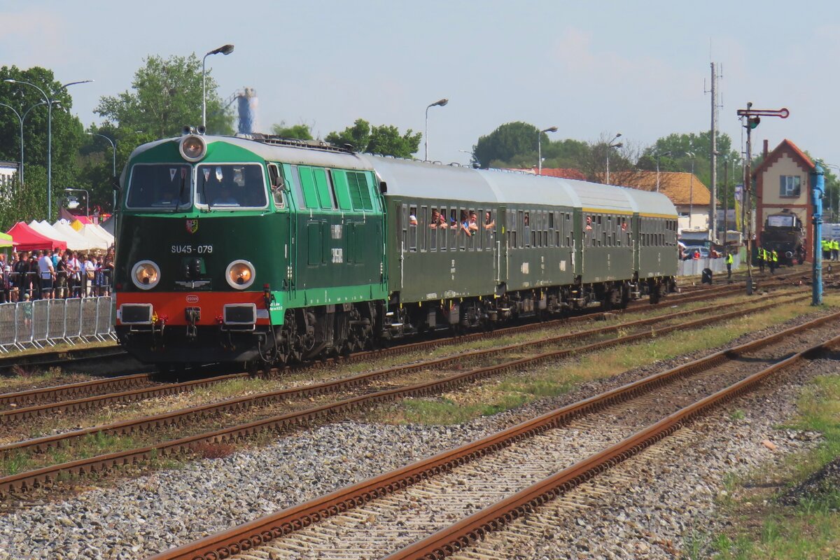 Am 4 Mai 2024 treft ein Sonderzug mit SU45-079 in Wolsztyn ein nach den Dampflokparade.