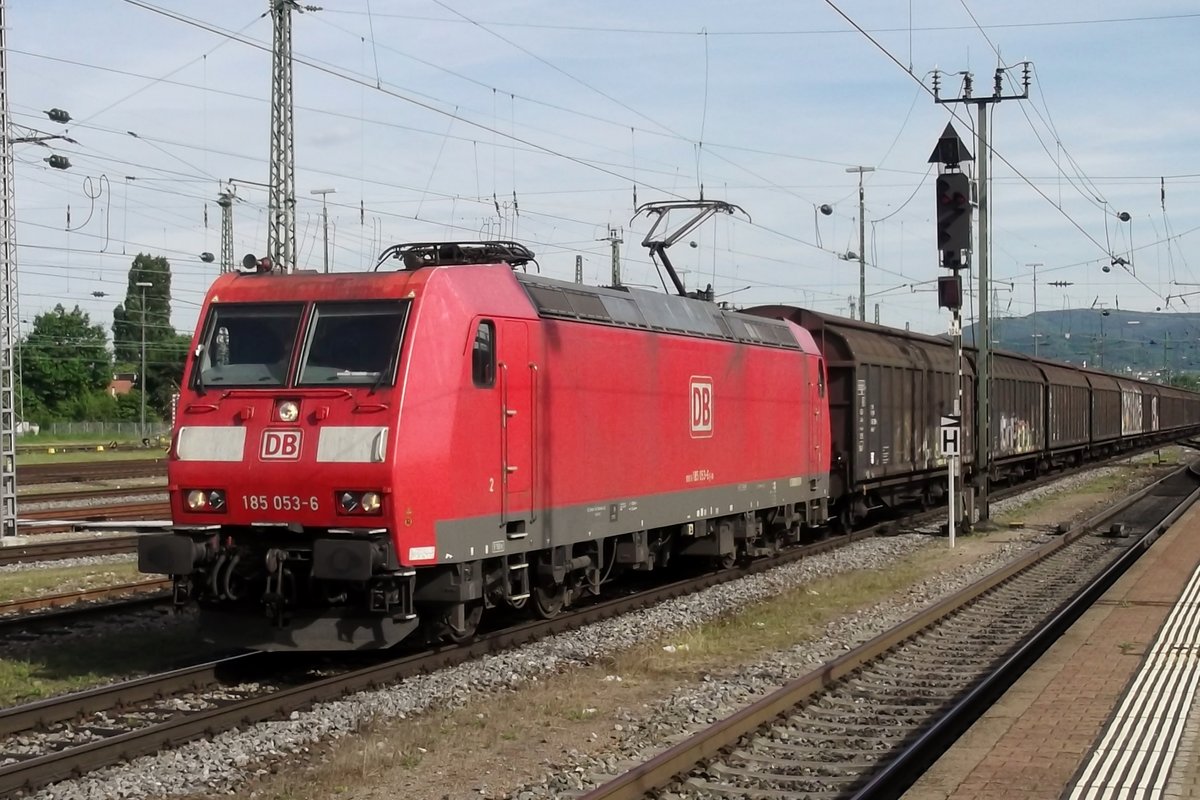 Am 5 Juni 2014 durchfahrt 185 053 Basel Badischer Bahnhof. 
