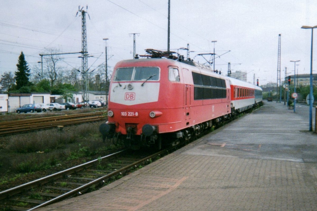Am 5 November 1999 treft 102 221 in Mönchengladbach ein. 