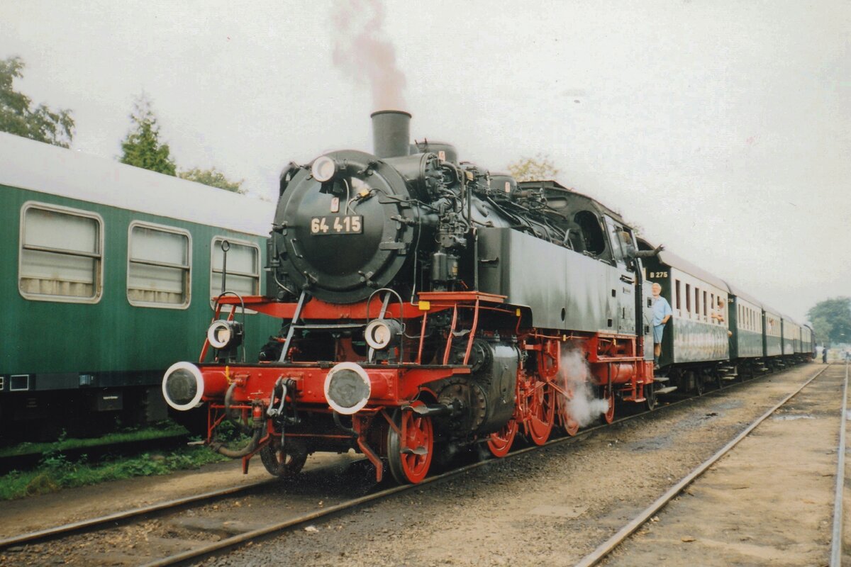 Am 5 September 2000 steht VSM 64 415 in Beekbergen w�hrend Terug-naar-Toen.