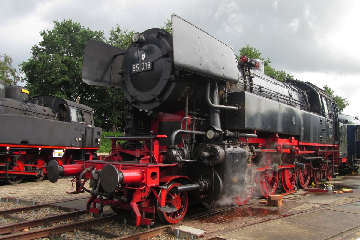 Am 6 September 2018 rüht 65 018 sich ins Bw Beekbergen bei der VSM. 