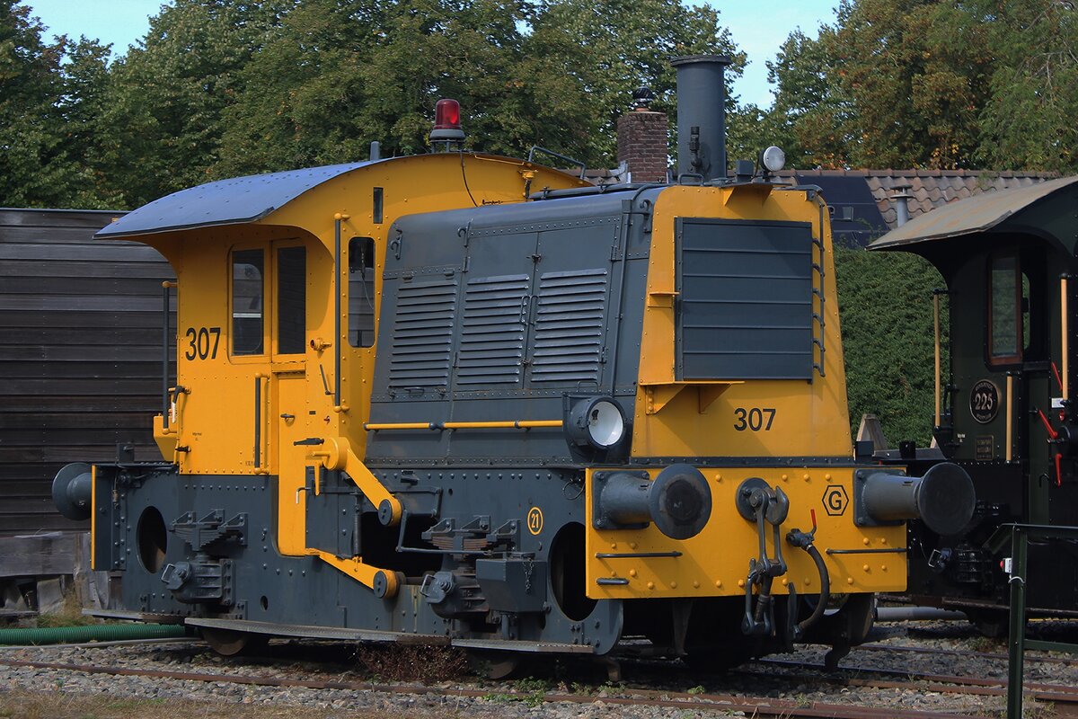 Am 6 September 2025 steht Kleinlok VSM/NS 307 ins Bw Beekbergen während  Terug naar Toen -das jahrlichen Dampfspektakel des VSMs.
