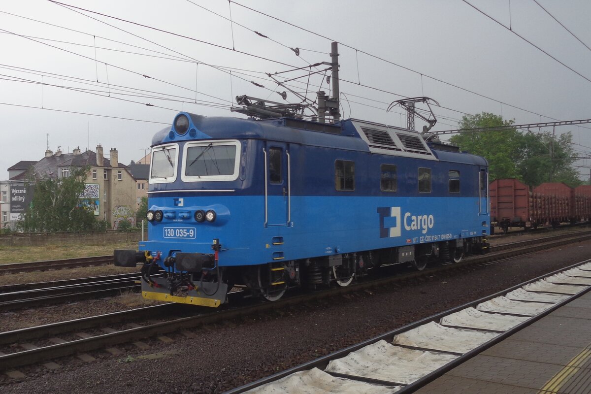 Am 7 April 2017 hatt das Wetter kein Lust zu mitspielen beim Passage von CD Cargo 130 035 durch Praha-Liben. 