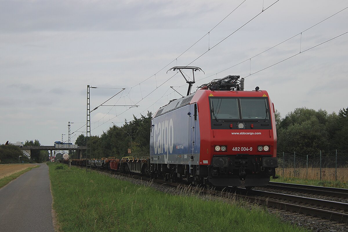 Am 8 augustus 2025 durchfahrt SBB Cargo 482 004 mit einer beinahe ganz leren KLV Kaarst Broicherheide.