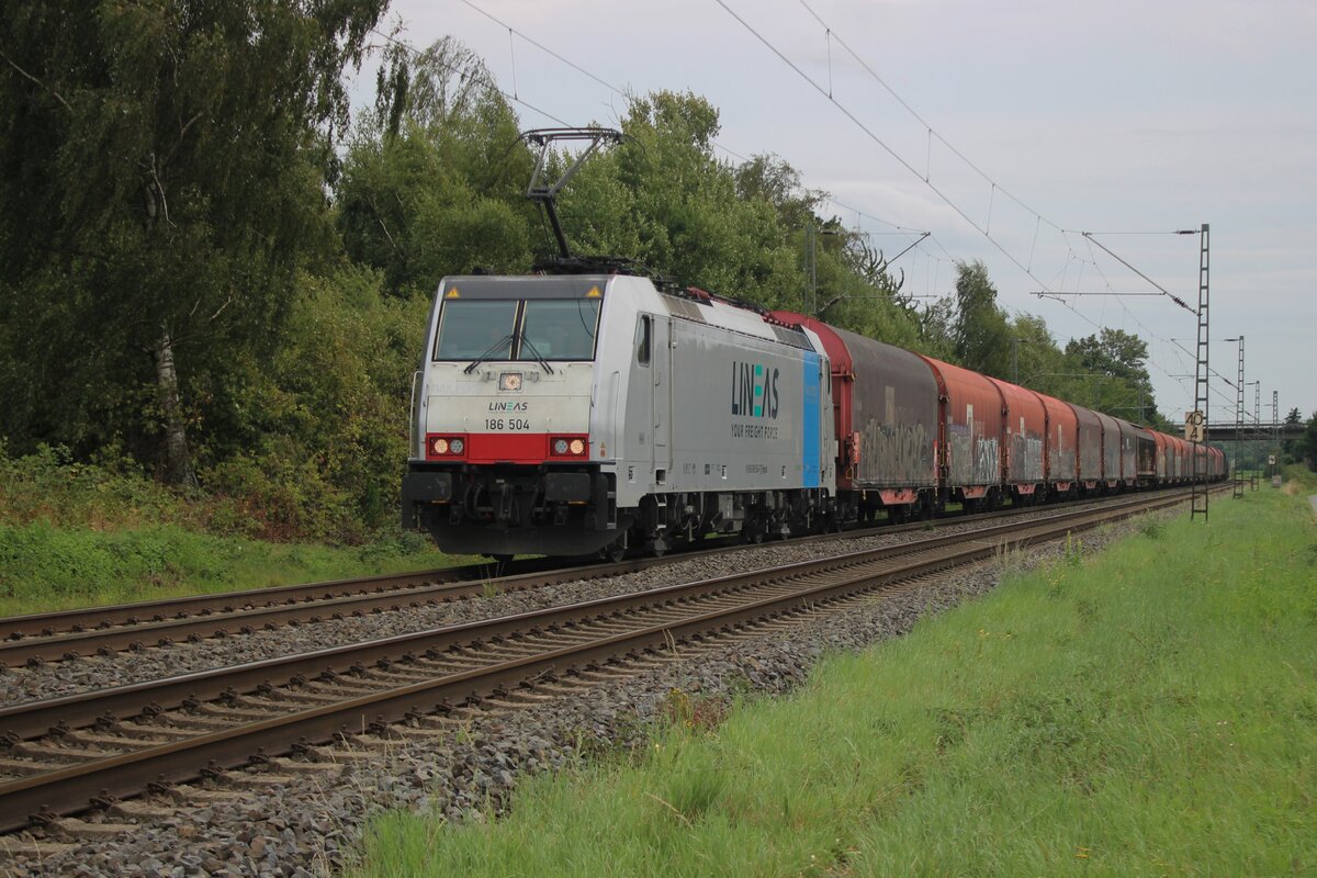 Am 8 Augustus 2025 wurde LIneas 186 504 mit der Nievenheimer Stahlzug vom offenbarer Stelle bei Kaarst Broicherseite fotografiert.
