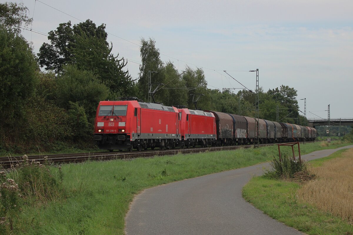 Am 8 Augustus 2025 zieht DB Cargo 185 206 ein Stahlzug durch Kaarst-Broicherseite.