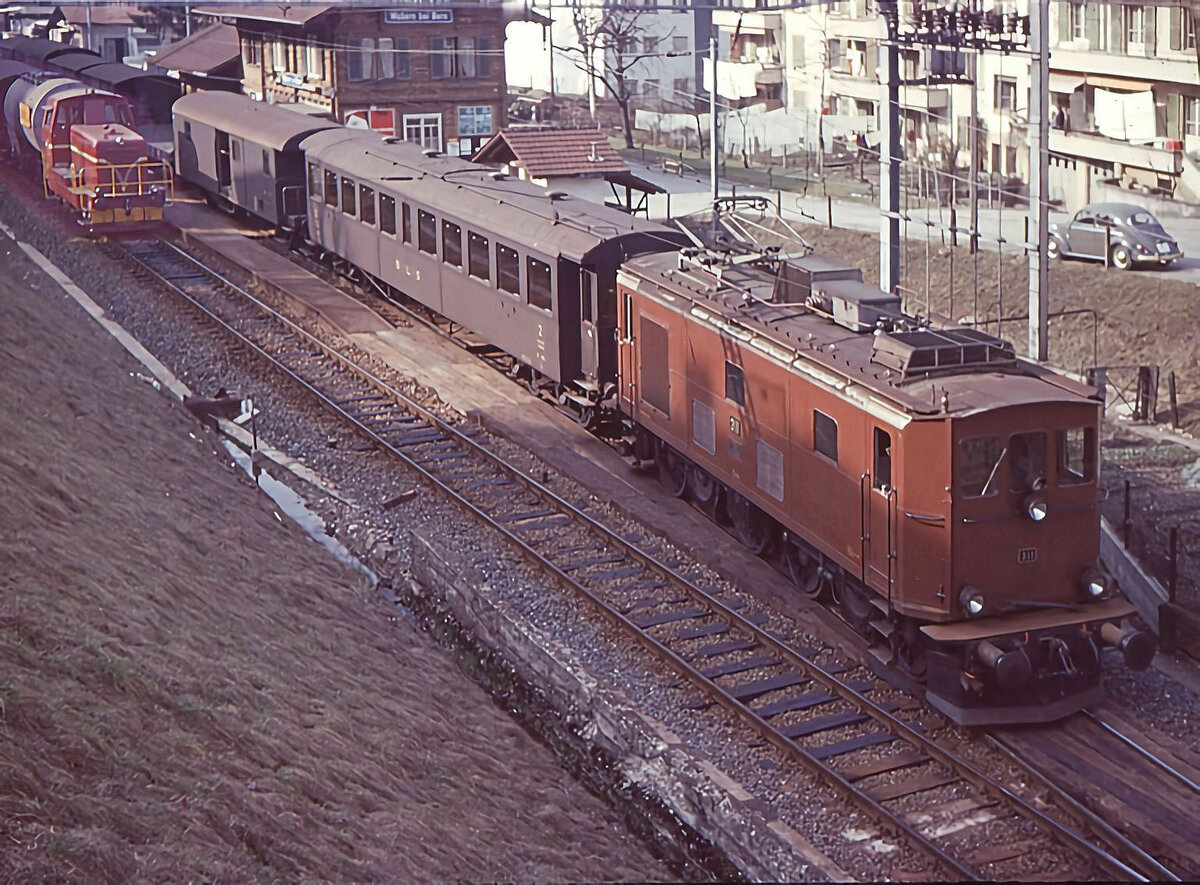 Am 8.März 1967 herrscht in Wabern ein erstaunlicher Güterverkehr. Vorne steht Ce 4/4 311 mit einem Güterzug der Gürbetallinie; der erste Wagen ist ein uralter BLS Drehgestellwagen (B 855?). Links daneben steht der Em 2/2  Mutz  der Gaswerkbahn Bern, im Schlepp Kesselwagen für die damaligen Bitumen (und Erdöl?)-Verarbeitungsindustrien entlang der Bahnstrecke, bevor diese dann in die steile Steigung hinunter zum Gaswerk einbiegt.    